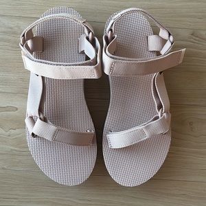 NWOT Teva Universal Flatform Sandal